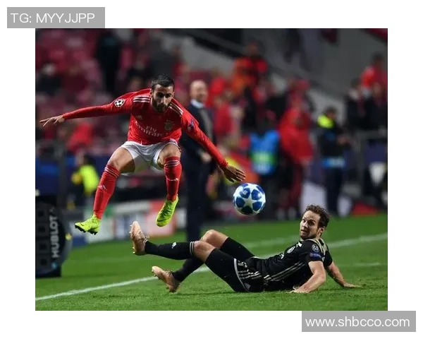 欧冠激战：里昂大胜波尔图引发争议判罚全场沸腾